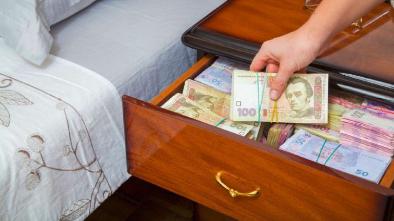 Кабмін подав до Верховної Ради проєкт бюджету-2027, у якому поруч із рекордною о…